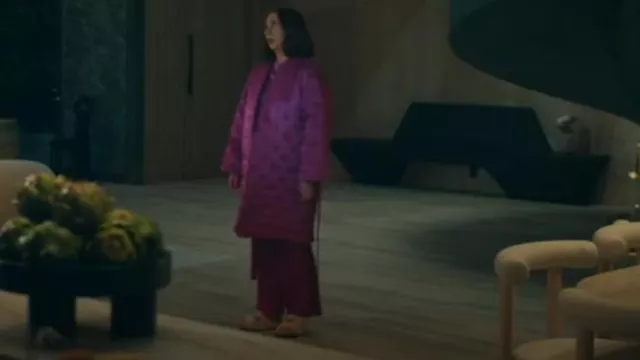 Birkenstock Big Buckle Arizona Shearling llevado por Molly Novak (Maya Rudolph) tal como se ve en Loot (S03E07)