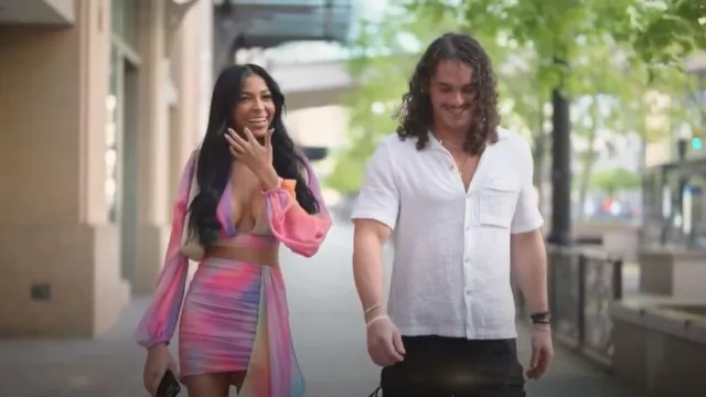 Mini-jupe drapée à rides pastel de Michael Costello portée par Layla Taylor telle que vue dans The Secret Lives of Mormon Wives (S03E08)