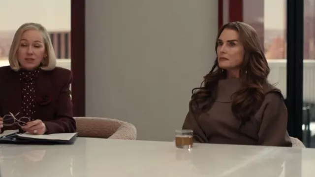 Robe Maxi en maille inversée Altuzarra Stunt portée par Juliana Morse (Brooke Shields) telle que vue dans All’s Fair (S01E05)