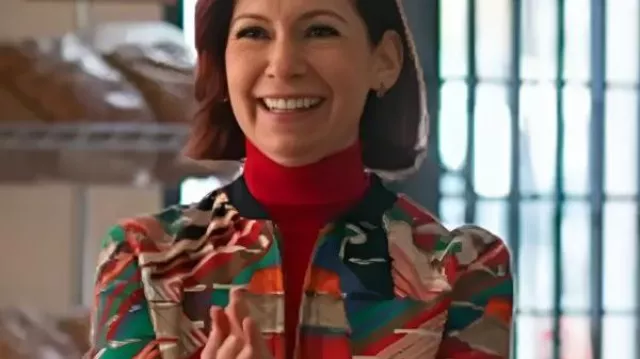 Veste à voile Elsbeth S03 Carrie Preston portée par Elsbeth Tascioni (Carrie Preston) telle que vue dans Elsbeth (S03)