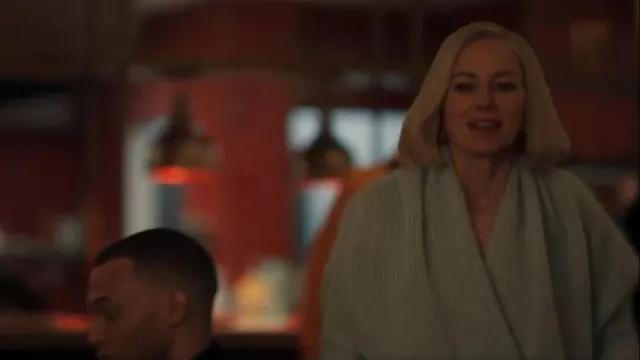 Pull à col Genny V porté par Liberty Ronson (Naomi Watts) tel que vu dans All’s Fair (S01E05)