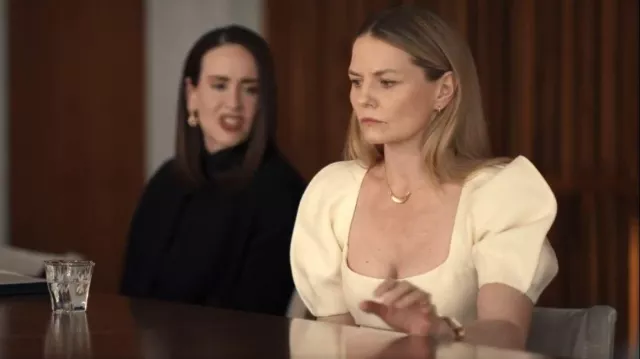 Collier pendentif en croissant en Lucite d’Alexis Bittar porté par Lee-Ann (Jessica Simpson) tel que vu dans All’s Fair (S01E05)