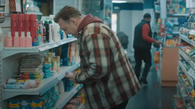 Chaqueta de camisa de franela de cuadros forrada forrada de forro polar Carhartt Hubbard Sherpa, que lleva Malcolm (David Morrissey) como se ve en Daddy Issues (S02E01)