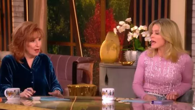 Jersey de cuello redondo bordado de cachemir con borlas Prabal Gurung llevado por Sara Haines, visto en The View el 20 de noviembre de 2025