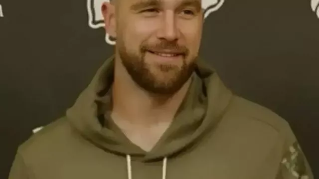 Sweat à capuche Travis Kelce Chiefs Salute to Service 2025 porté par Travis Kelce dans Travis Kelce loue la chimie de l’équipe des Chiefs 2025