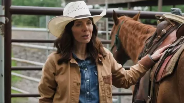 Vtg Carhartt Carhartt avec col en velours côtelé boutonné et veste de travail en denim des années 90 portée par Lou Fleming (Michelle Morgan) telle que vue dans Heartland (S19E08)