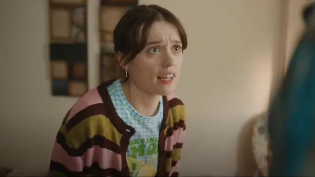 Camiseta de bebé de Asos Design con estampado de fruta limón en cuadros vichy azul que lleva Gemma (Aimee Lou Wood) como se ve en Daddy Issues (S02E03)