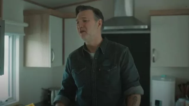 Camiseta Levi's de hombre de Barstow Western Standard que lleva Malcolm (David Morrissey) como se ve en Daddy Issues (S02E03)