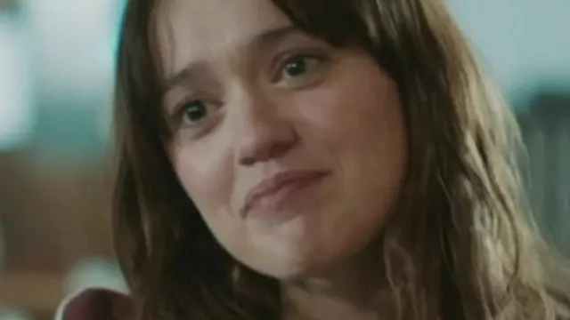 Daddy Issues S02 Aimee Lou Wood Peach Crush Graphic Tee of Gemma (Aimee Lou Wood) in Daddy Issues