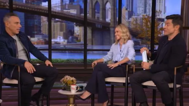 Valentino Garavani Toile Iconographe Chemisier Jacquard en soie porté par Kelly Ripa, vu dans LIVE with Kelly and Mark le 21 novembre 2025