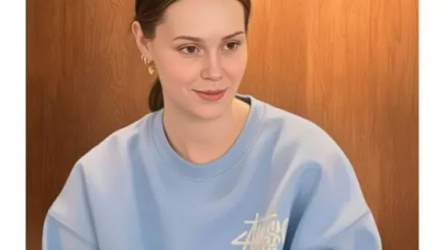 SLOMW S03 Mikayla Matthews Sweat bleu porté par (Mikayla Matthews) dans The Secret Lives of Mormon Wives (S02)