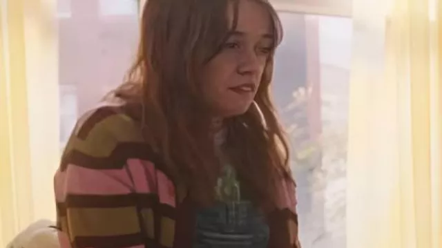 Numéros de papa S2 Aimee Lou Wood à rayures vert et rose porté par Gemma (Aimee Lou Wood) dans Daddy Issues (S01)