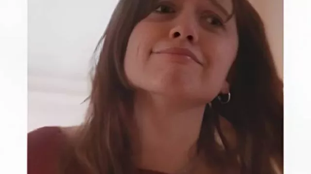 Numéros Papa S2 Aimee Lou Wood Épaule dégagée rouge porté par Gemma (Aimee Lou Wood) dans Daddy Issues (S01)