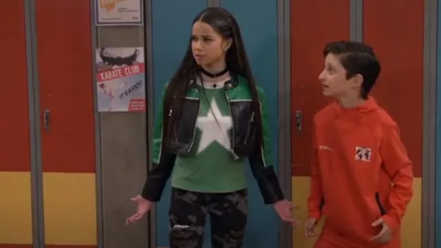 T-shirt à manches courtes à manches courtes, col rond vert, porté par Billie (Janice LeAnn Brown) comme on le voit dans Wizards Beyond Waverly Place (S02E06)
