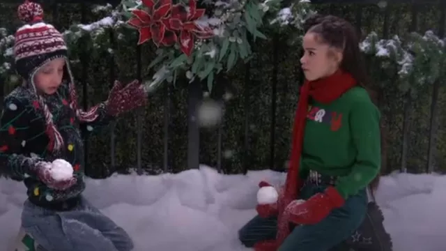 Fashion Nova Merry Merry Merry Merry Jersey - Verde/combo que lleva Billie (Janice LeAnn Brown) como se ve en Wizards Beyond Waverly Place (S02E07)
