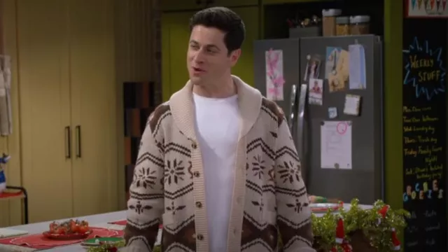 Pull en châle Wincha en fer et résine En Châle Cardigan porté par Justin Russo (David Henrie) tel que vu dans Wizards Beyond Waverly Place (S02E07)