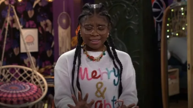 Jersey blanco alegre y brillante que lleva Winter (Taylor Cora) como se ve en Wizards Beyond Waverly Place (S02E07)
