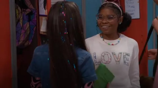 Atentamente, Jules Love Jersey que lleva Winter (Taylor Cora) como se ve en Wizards Beyond Waverly Place (S02E08)