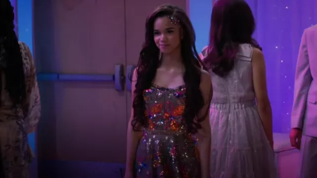 Bronx et Banco Mademoiselle, robe Grimace Fleurie et Évasée portée par Billie (Janice LeAnn Brown) telle que vue dans Wizards Beyond Waverly Place (S02E08)