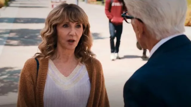 Camisa Bsbee Torres que lleva Mona Margadoff (Mary Steenburgen) como se ve en Un hombre por dentro (S02E03)