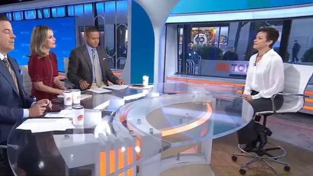 Chemise Zadig & Voltaire Twina en satin boutonnée portée par Stephanie Gosk telle que vue dans Today le 24 novembre 2025