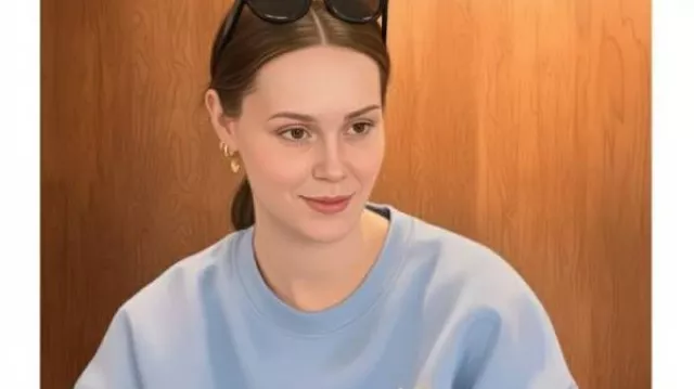 Mikayla Matthews Les vies secrètes des épouses mormones S03 Sweat bleu porté par Self (Mikayla Matthews) dans Les vies secrètes des épouses mormones (S02)