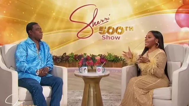 Robe midi autoportrait en plume de strass en or portée par Sherri Shepherd telle que vue dans Sherri le 20 novembre 2025