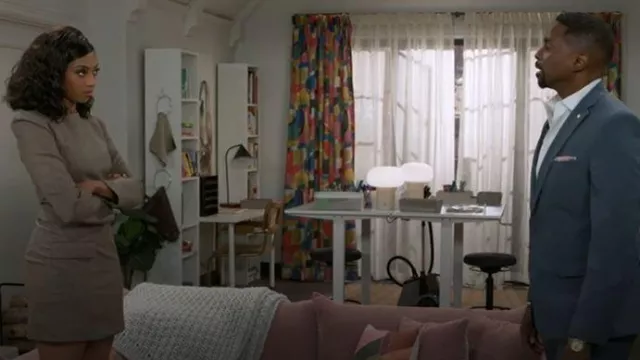 Robe épaulière en laine Zara portée par Kat Richardson (Colby Muhammad) telle que vue dans Au-delà des portes (S01E170)