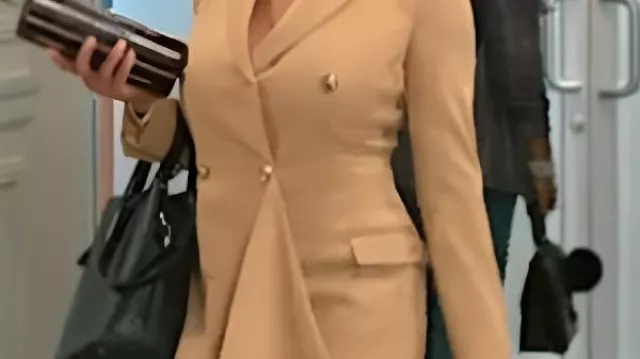 Robe blazer portée par (Daphnée Duplaix) dans Beyond the Gates