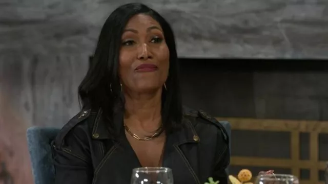 Veste moto en jean Better Days Ahead d’Akira portée par Dana « Leslie » Thomas (Trisha Mann) telle que vue dans Beyond the Gates (S01E171)