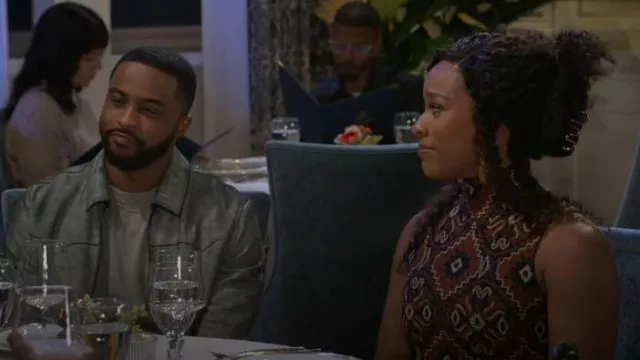 Robe à fente latérale Smythe en médaillon de cuivre portée par Naomi Hamilton (Arielle Prepetit) telle que vue dans Beyond the Gates (S01E172)