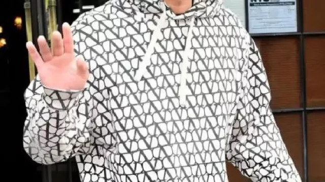 Sudadera negra llevada por John Legend en The Voice