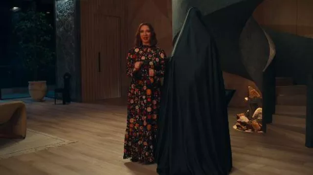 Robe en soie La DoubleJ Visconti portée par Molly Novak (Maya Rudolph) telle que vue dans Loot (S03E08)