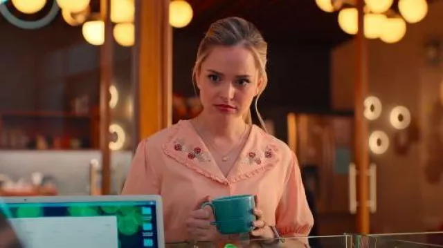 Simple chemisier rétro brodé à col brodé Erin porté par Ainsley (Stephanie Styles) tel que vu dans Loot (S03E08)