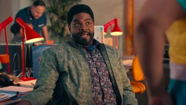 Tommy Bahama Bahama Bahama Coast Baozy Nights IslandZone portée par Howard (Ron Funches) telle que vue dans Loot (S03E08)