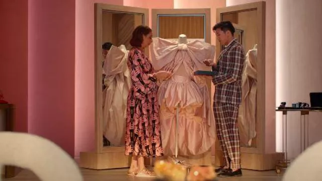 Sandale Birkenstock Arizona Slide portée par Molly Novak (Maya Rudolph) telle que vue dans Loot (S03E08)