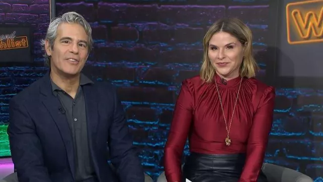 Haut à col roulé Rabanne porté par Jenna Bush Hager tel que vu dans Today with Jenna & Friends le 26 novembre 2025