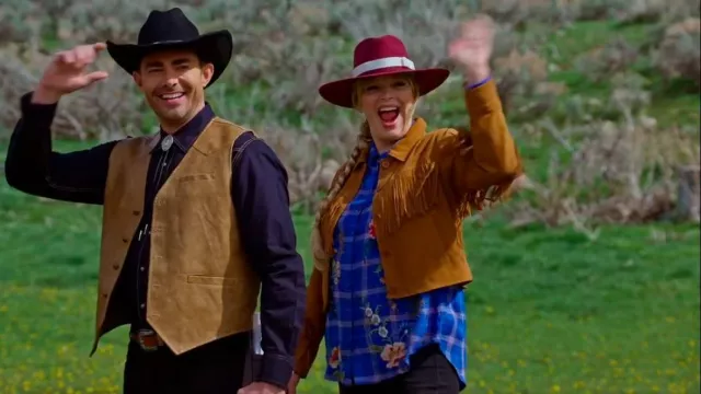 Vestes en cuir en fausse suède Dpois à franges portées par Melissa Peterman, comme on le voit dans Le Monde de Mr. Christmas (S02E03)