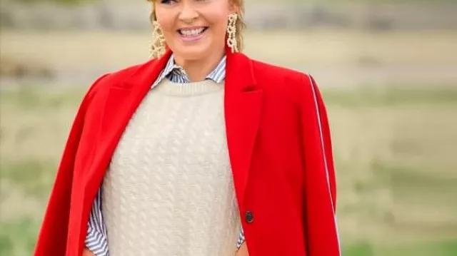 Trouver Mr. Christmas S2 Melissa Peterman Manteau rouge porté par Self - Judge (Melissa Peterman) dans Finding Mr. Christmas (S02)