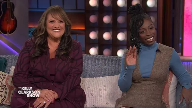 Veste tricotée Ming Wang Heritage Rosette Jacquard portée par Anita Ryan, vue dans The Kelly Clarkson Show le 25 novembre 2025