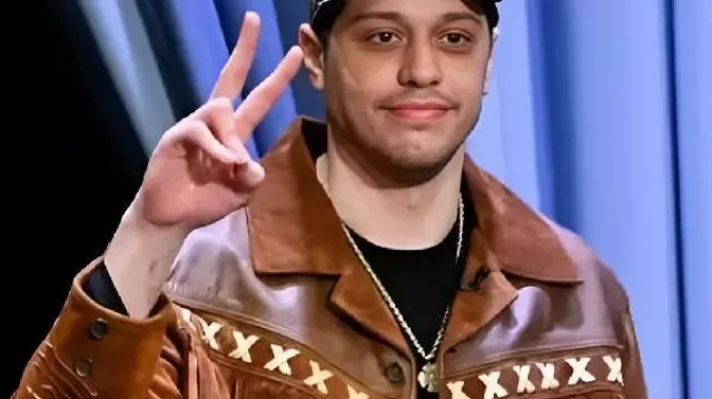 La chaqueta marrón de flecos Pete Davidson de The Tonight Show vista en The Tonight Show Protagonizada por Jimmy Fallon
