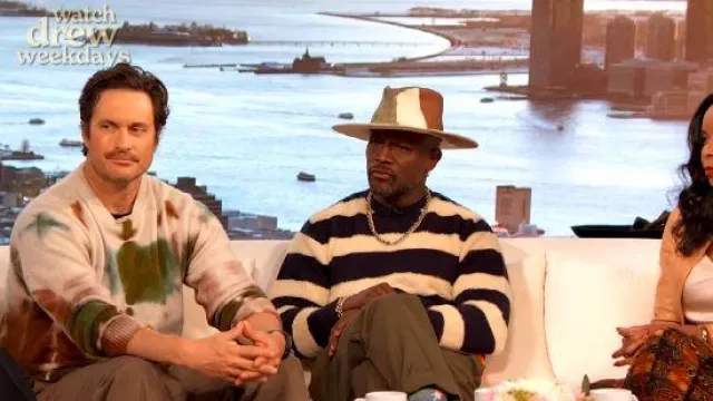 El Senior Statesman Rorschach Jersey Simple de Cuello Redondo de Cachemir llevado por Oliver Hudson, visto en The Drew Barrymore Show el 20 de noviembre de 2025