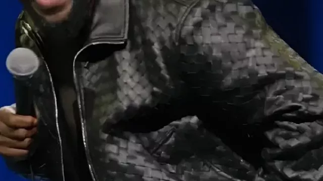 Veste en cuir noire de Kevin Hart dans Kevin Hart : Acting My Age