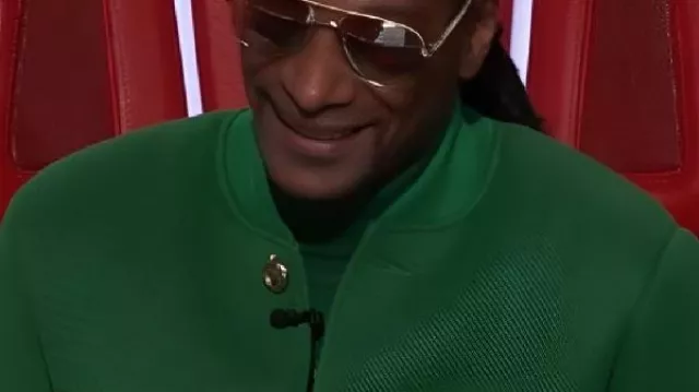 El abrigo verde de The Voice S28 Snoop Dogg que lleva Snoop Dogg tal y como se ve en The Voice