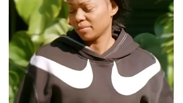 Tiffany Haddish s’éloigne Sweat oversize de Sparkle Clark porté par (Sparkle Clark) comme on le voit dans Tiffany Haddish Goes Off (S01)