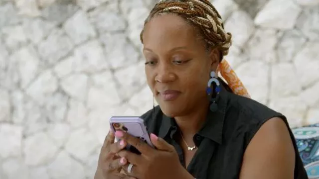 J.Crew : Boucles d’oreilles authentiques en Peri Bright Circlet Drop & Dust Bag portées par Selena Martin comme on le voit dans Tiffany Haddish Goes Off (S01E06)