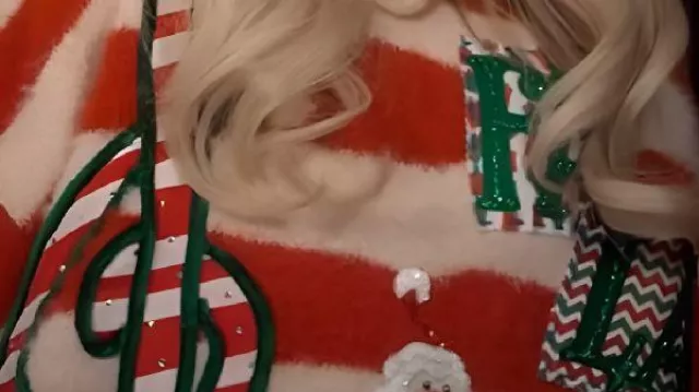 Pull de Noël porté par Carter Faith dans Jimmy Fallon et Carter Faith - Pull moche