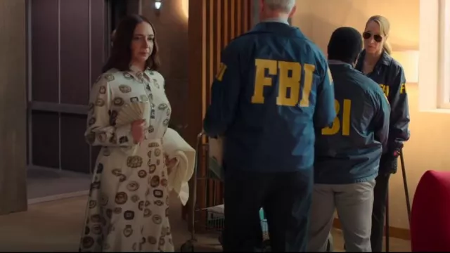 Libertin Aaron Yeux d’amoureux en ivoire Pantalon en soie à jambes larges porté par Molly Novak (Maya Rudolph) tel que vu dans Loot (S03E09)