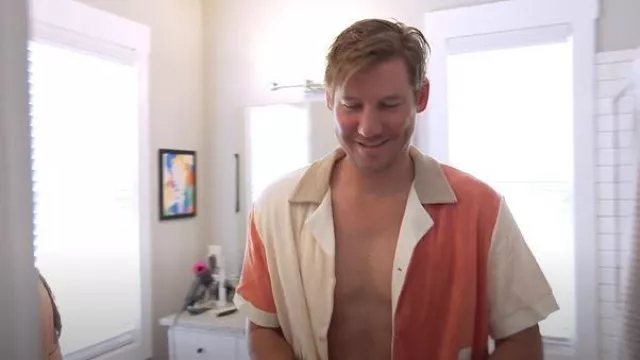 Tombolo « ¡Gusanito ! » Cabana portée par (Austen Kroll) telle que vue dans Southern Charm (S11E02)