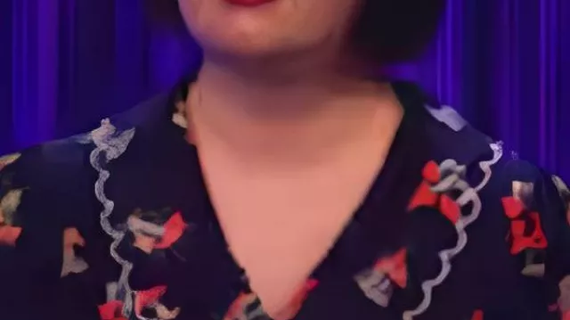 Blusa de cuello con estampado de setas Jeopardy UK S2 llevada por in Jeopardy!